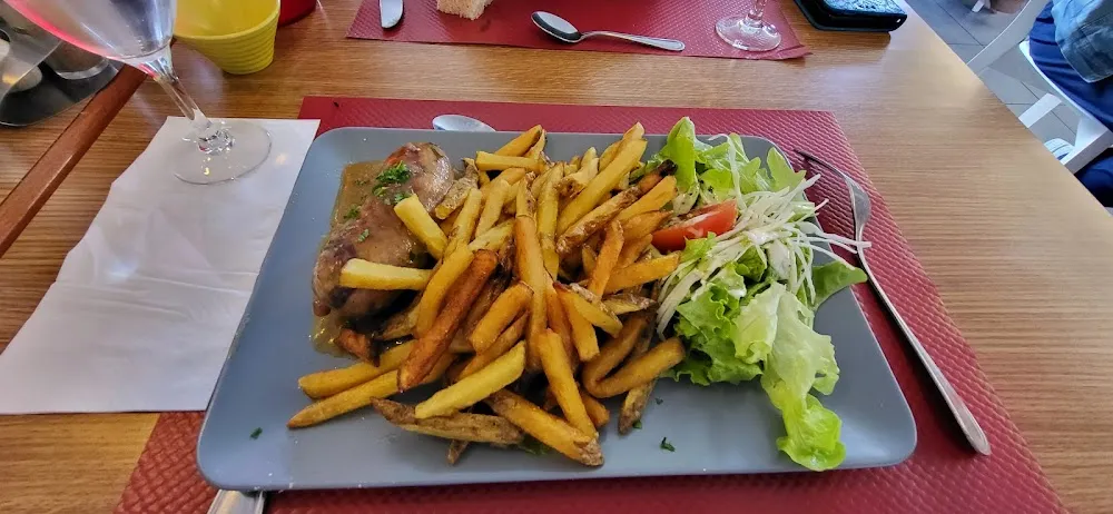 Andouillette Sauce Aux Poivre Avec Frites Et Salade